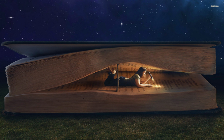 Девочка читает книгу